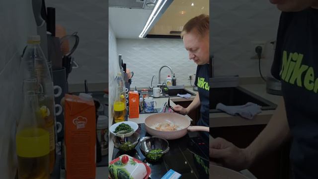 Сніданок із сьомгою від керівника проекту "Купи Ракушку" смотреть онлайн