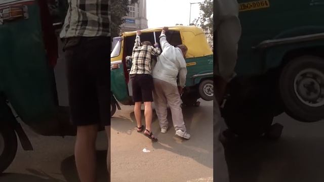 Что делать, если спустило колесо у рикши. смотреть онлайн