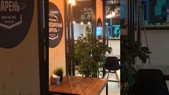 Заход в бургерную #бургерная #прогулка #посиделки #кафе #кофе #перекус #вкусно #фри #латте #отдых смотреть онлайн