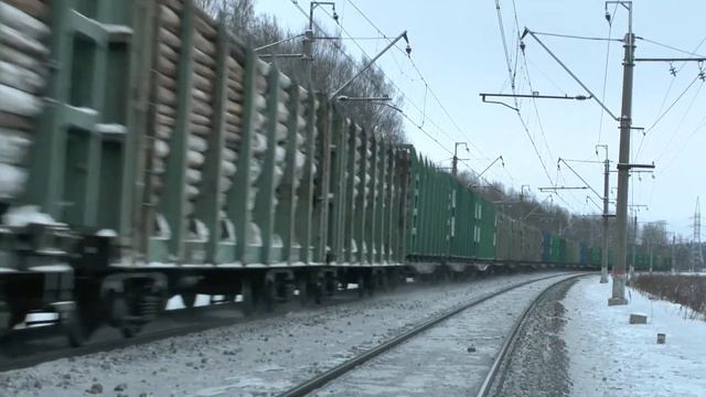 Электровоз ВЛ10-1472 с грузовым поездом