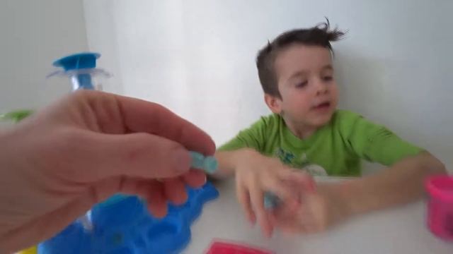 Кормим ам няма конфетами из пластилина play doh -Открываем яйцо ам ням и делаем вкусняшки из плэй д смотреть онлайн