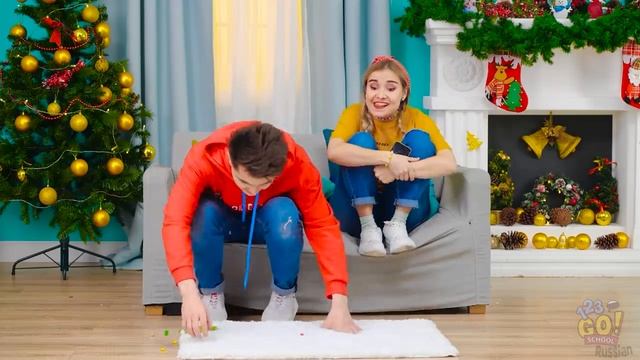 НОВОГОДНИЕ РОЗЫГРЫШИ || Жуткие пранки и дурацкие подарки от 123 GO! SCHOOL смотреть онлайн