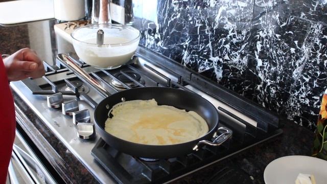 Замечательные блины с клубникой, бананом и нутэлой! Вкусная еда смотреть онлайн