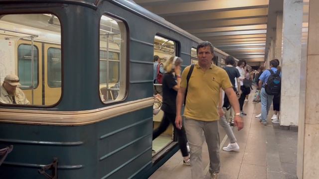 Электропоезд 81-717/714.5М «Номерной» на станции «Юго-Западная» смотреть онлайн