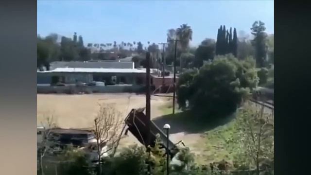 Грузовик задел провода во время разгрузки смотреть онлайн