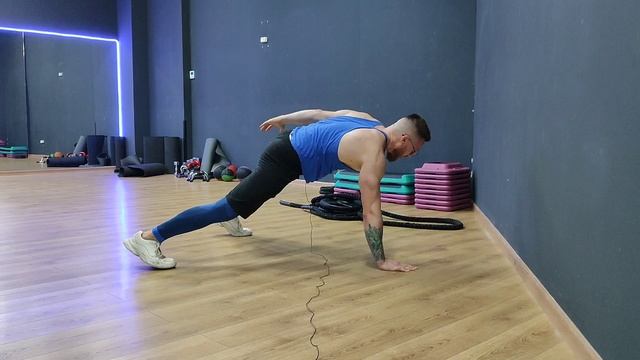 Отжимания на одной руке. Техника выполнения. смотреть онлайн