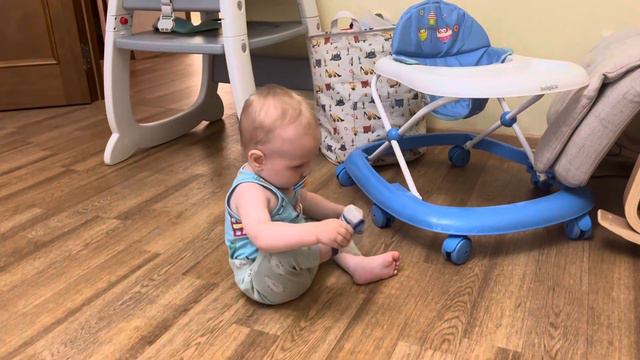 Ребёнок в 9,5 месяцев сам одевается. #дети #ребенок #развитиеребёнка #развитие