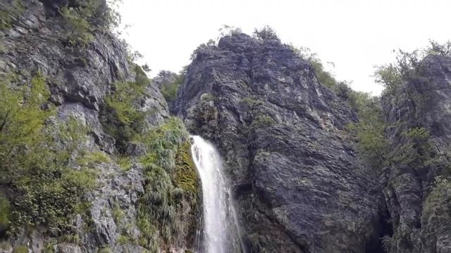 Водопад Грунас-Тети в Албанских Альпах (Cascada de Grunas-Waterfall Theth in Albanian Alps) смотреть онлайн