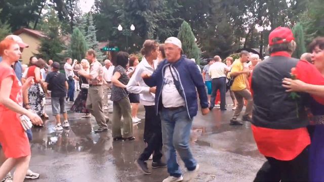 СОНЦЕ ЛАСКАВЕ ЗЕМЛЮ ГОЛУБИТЬ! ТАНЦЫ В ПАРКЕ ГОРЬКОГО ХАРЬКОВ смотреть онлайн