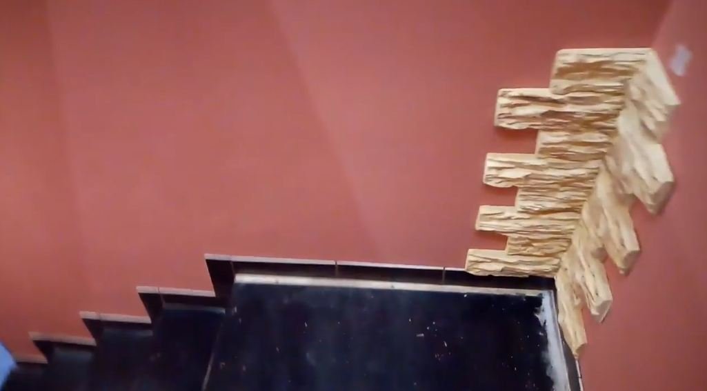 Оформляю холл и деревянную лестницу на второй этаж смотреть онлайн