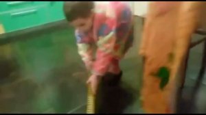 Учусь подметать.