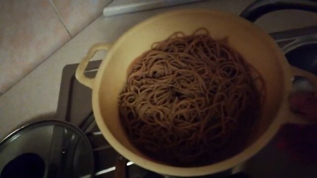 Готовим своими руками гречневые спагетти с курочкой в соевом соусе. смотреть онлайн