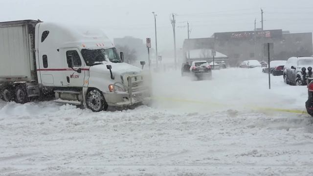 Volkswagen Touareg TDI pulls transport truck out of snow bank смотреть онлайн