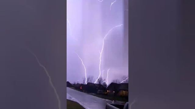 31 марта 2022 Редкое явление в США восходящие молнии смотреть онлайн