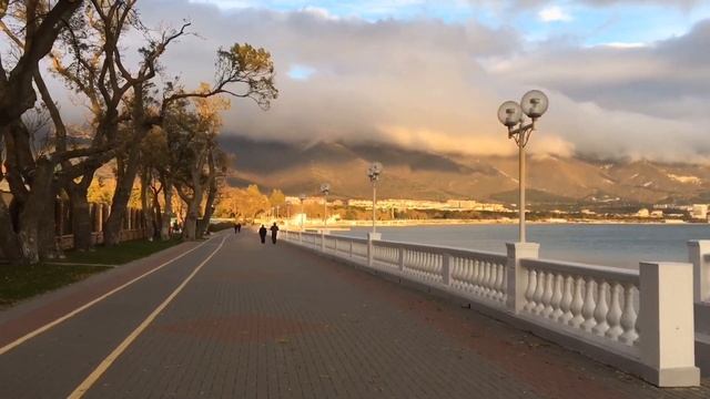 Первый снег в Геленджике и стужа на набережной 13 ноября 2018 г. смотреть онлайн