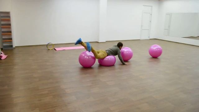 Новый вид фитнеса - полёт на фитболах смотреть онлайн
