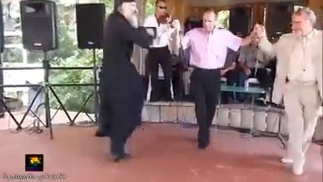 священник танцует Papito на свадьбе|жесть всем смотреть 2017 смотреть онлайн