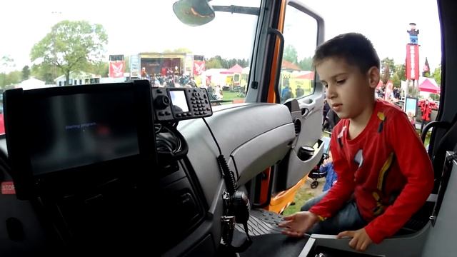 Vlog Обзор настоящих ПОЖАРНЫХ МАШИН и машины СКОРОЙ ПОМОЩИ FIRE MACHINES AMBULANCE смотреть онлайн