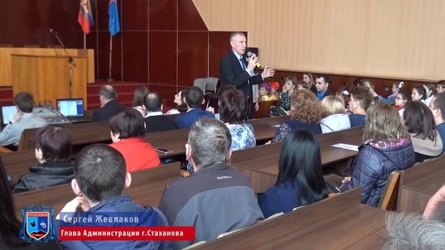 Стаханов. Жевлаков. Глава Администрации г. Стаханова вручил грамоты и благодарности работникам ЖКХ смотреть онлайн