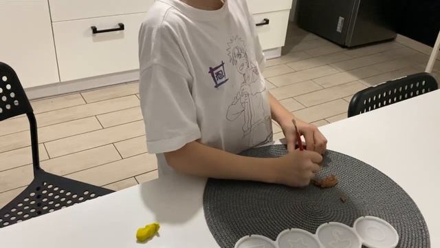 Лепим печенье из Игры в Кальмара из пластилина смотреть онлайн