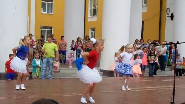 Доченька выступает на празднике посвященному дню защиты детей.Город Суворов,ДК, 2014 г. смотреть онлайн