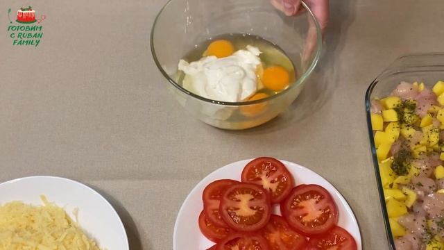 Вкусный ужин из простых ингредиентов. Запеканка под сметано-сырным соусом. смотреть онлайн