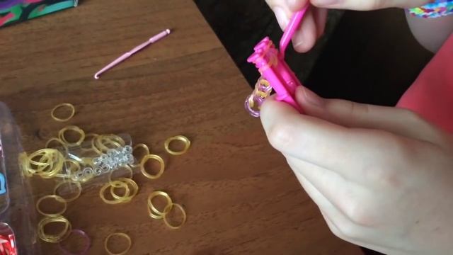 Как плести браслеты из резинок? Без станка