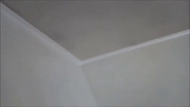 Потолок на мансарде, наклейка потолочного плинтуса и покраска потолка. смотреть онлайн