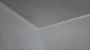 Потолок на мансарде, наклейка потолочного плинтуса и покраска потолка.