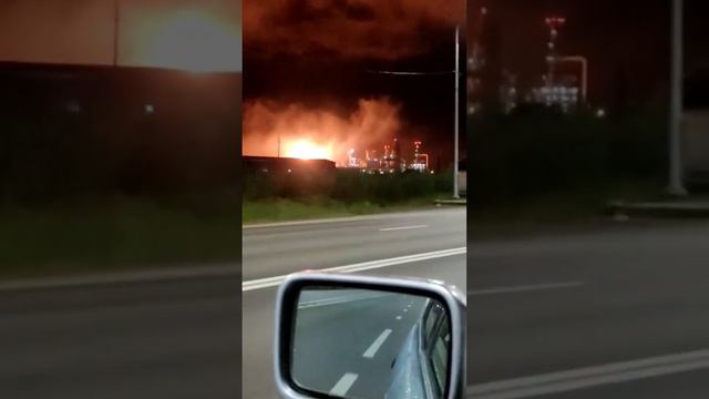 Сегодня ночью в 2:59,попал беспилотник в НПЗ Афипский.Краснодарский Край Северский район. смотреть онлайн