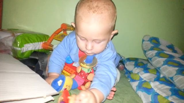 пытается сесть смотреть онлайн