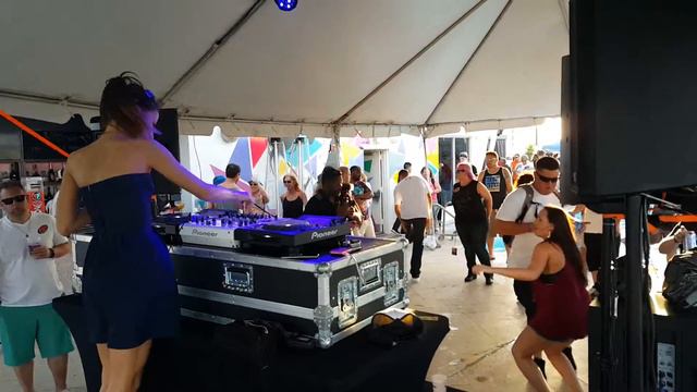 LADY WAKS LIVE SOUTHBEACH!!