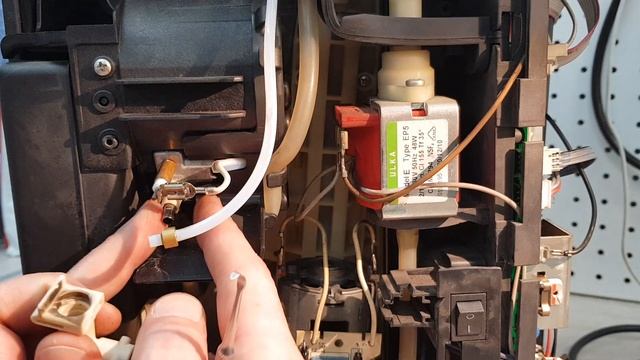 Установка ремкомплекта термоблока на кофемашину Delonghi Magnifica. смотреть онлайн