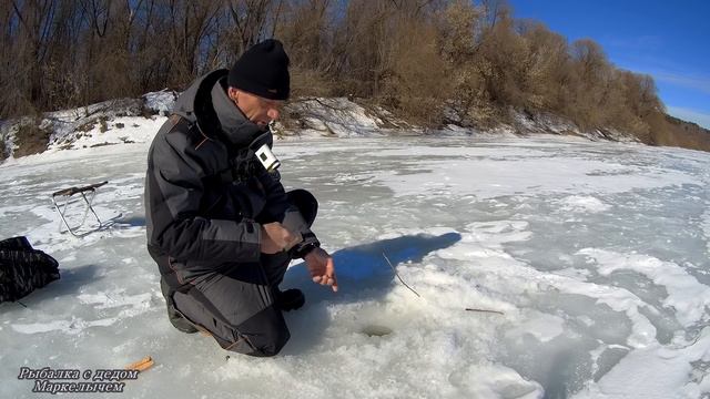 Только пришёл и сразу БОНУС. А потом ВЕРТОЛЁТЫ. Рыбалка на ОКЕ в марте. смотреть онлайн