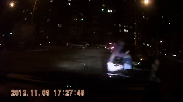 Ребенок выбежал на дорогу.