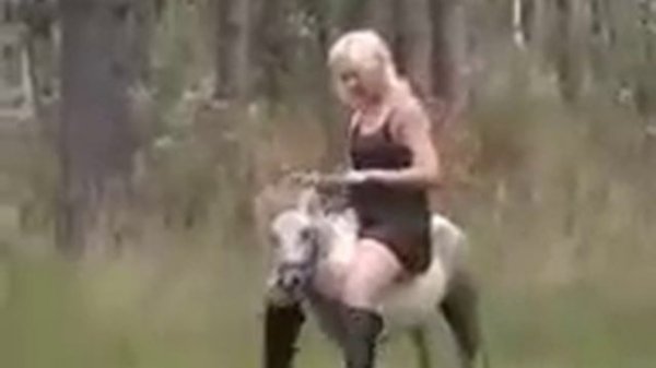 2 girls pony ride
