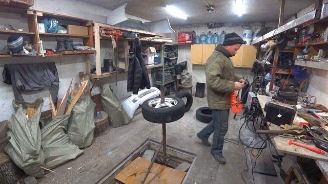 ГАРАЖНЫЕ БУДНИ. РУЧНОЙ ШИНОМОНТАЖ ПОЛИРОВКА СТЕКЛА ШУРУПОВЕРТОМ смотреть онлайн