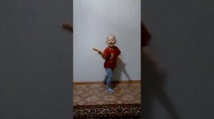 Маленькая девочка играет первый раз