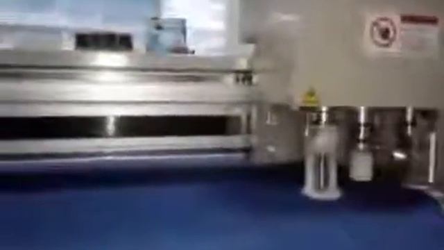 Планшетный режущий плоттер DCZ в процессе резки печатного полотна, режущий плоттер и раскройщик смотреть онлайн