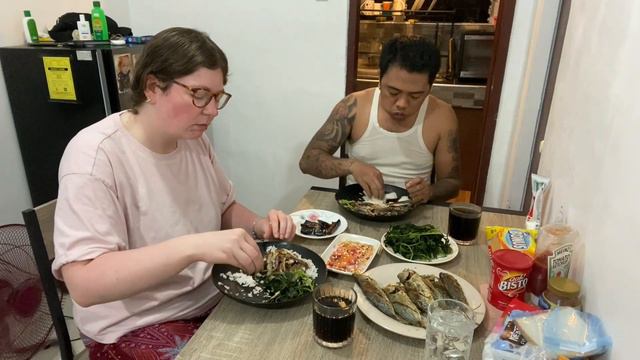 FILIPINO BRITISH COUPLE MUKBANG: LETS EAT FRIED FISH WITH EGGPLANT + KAMOTE TOPS.. SIMPLE BUT YUMMY смотреть онлайн