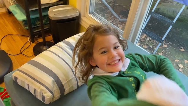 Kids Pretend ? SANTA'S ELF GOES TO THE WORST DR IN THE WORLD (DR SAMRT SAVES CHRISTMAS!) смотреть онлайн