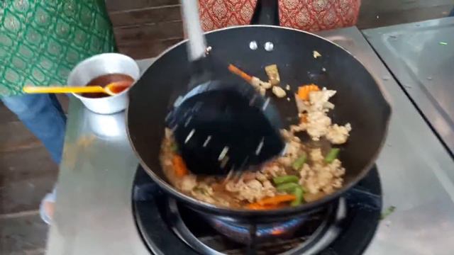 тайская кухня - курица с базиликом смотреть онлайн