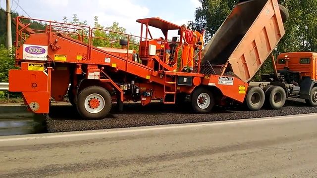 Устройство повехностного защитного слоя на уклонах машинами Bearcat смотреть онлайн