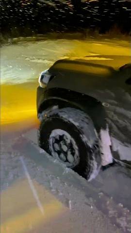 Ленд Крузер 200 бензиновый на механике на 37” колесах топчет снег смотреть онлайн