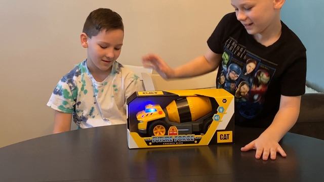 Magic Box Quarantine 2020 Edition - Cat Future Force Concrete Mixer by Funrise смотреть онлайн