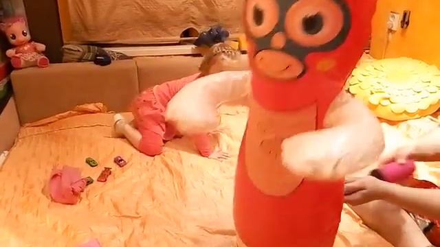 Татитата испытывает надувную неваляшку Борец смотреть онлайн