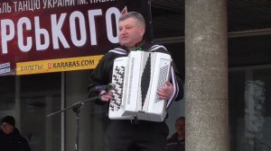 Виртуозная игра на баяне.