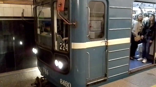 Электропоезд 224 прибывает на станцию метро Чёрная речка! смотреть онлайн