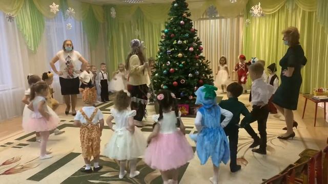 Новогодний хоровод смотреть онлайн