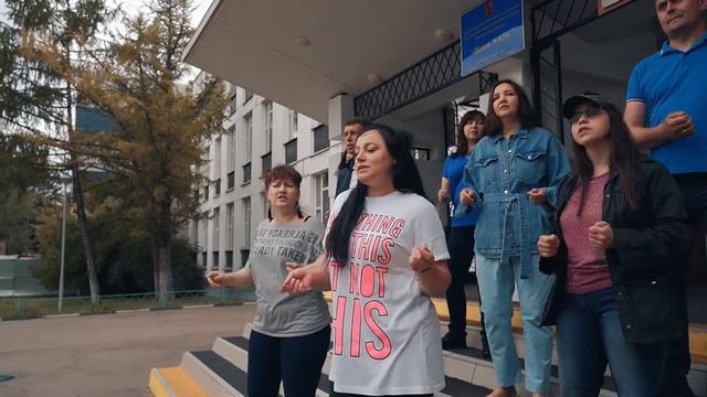 Поздравление выпускникам от родителей. Выпуск 2020. Школа 825 Москва (cover Beliver) смотреть онлайн